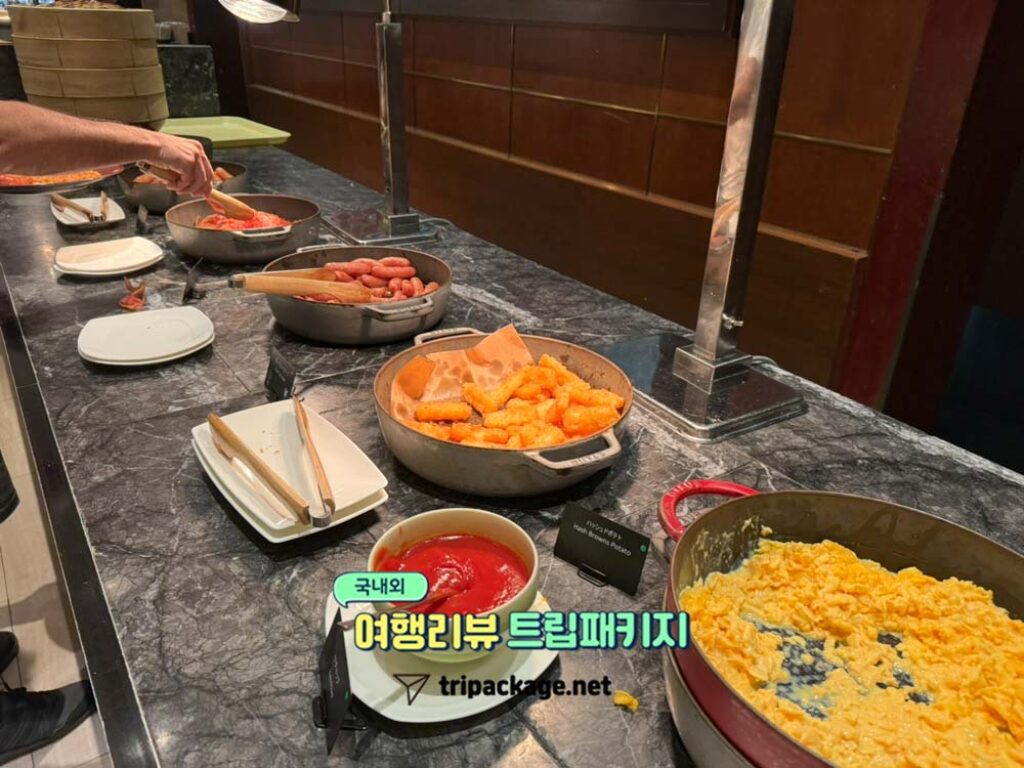 힐튼 도쿄 신주쿠 호텔 조식당 베이컨과 해쉬브라운